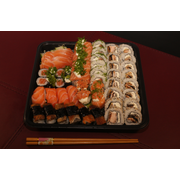 Combos Dõhõ: Dõhõ 18 - 54 peças + 10 hots - Combo (Ingredientes: 02 Gunkan Pepino, 02 Gunkan Philadelphia, 04 Hossomaki Philadelphia, 04 Hossomaki salmão, 04 Niguiri salmão, 04 Sashimi, 06 niguiri skin, 16 uramaki skin, 6 Dragon Saladi, 6 uramaki philadelphia)