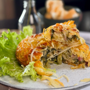 Batata Suíça: Escarola, Bacon e Catupiry - Batata Suíça (Ingredientes: Bacon, Catupiry Original, Escarola, Mussarela, Parmesão)