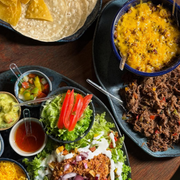 Festival MexicanoComida Mexicana - (Ingredientes: Alface Picada, Carne Desfiada Temperada à Moda Mexicana, Chili, Doritos, Especialidade Mexicana a Base de Feijão, Guacamole, Pico de Gallo, Queijo Prato, Salada Mexicana, Sour Cream, Tortilhas Assadas, Tortilhas de Milho Torradas) Comida Mexicana: Festival Mexicano - Comida Mexicana (Ingredientes: Alface Picada, Carne Desfiada Temperada à Moda Mexicana, Chili, Doritos, Especialidade Mexicana a Base de Feijão, Guacamole, Pico de Gallo, Queijo Prato, Salada Mexicana, Sour Cream, Tortilhas Assadas, Tortilhas de Milho Torradas)