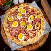 Tradicionais: 04-Bacon c/ ovo - Brotão - 25 cm (Ingredientes: Azeitona, Bacon, Molho, Mussarela, Orégano, Ovo)