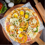 Tradicionais: 15-Portuguesa - Brotão - 25 cm (Ingredientes: Azeitona, Calabresa, Cebola, Ervilha, Milho, Molho, Mussarela, Orégano, Pimentão, Presunto, Tomate)
