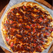 Doces: Monoffee - Brotão - 25 cm (Ingredientes: Canela, Chocolate Branco, Creme de Leite, Doce de Leite, Morango, Mussarela)