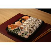 Combos Yõsei: Yõsei 21 - 36 peças + 10 hots - Combo (Ingredientes: 02 niguiri salmão, 2 Niguiri salmão selado, 2 Niguiri skin, 4 Gunkan pepino c/ salmão, 4 Hossomaki kani, 4 Hossomaki pepino, 6 Uramaki peixe branco, 6 uramaki philadelphia, 6 uramaki skin)