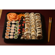 Combos Yõsei: Yõsei 23- 54 peças + 10 hots - Combo (Ingredientes: 08 Uramaki skin, 6 Hossomaki kani, 6 hossomaki pepino, 6 hossomaki salmao, 6 Niguiri kani, 6 Sashimis, 8 Uramaki Kani empanado, 8 Uramaki Peixe branco)