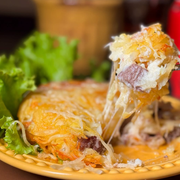 Batata Suíça: Filé Mignon C/ Catupiry - Batata Suíça (Ingredientes: Catupiry Original, Filé Mignon, Mussarela, Parmesão)