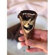 doces artesanais: Cone ninho com oreo - casquinha banhada no chocolate com recheio de ninho com oreo em pedaços