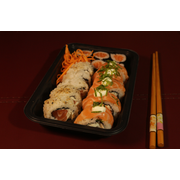 Combos Yõsei: Yõsei 31 - 15 peças + 10 hots - Combo (Ingredientes: 05 Hossomaki de salmão, 05 uramaki philadelphia, 5 Dragon phila)