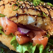 item: Sushi burguer Camarão - Cream cheese, camarão, maionese especial, crispy de alho poró e teriyaki