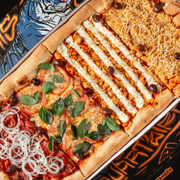 Salgados: A Moda da Casa - Pizza Trem (Ingredientes: Mussarela, Lombo, Palmito, Parmesão, Tomate, Manjericão, Requeijão)