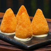 Porções: COXINHA DE FRANGO ( 4 UNIDADES) - Porções (Ingredientes: CATUPIRY, FRANGO DESFIADO)