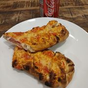 Entradas: Brócolis - Massa de pizza recheada com brócolis e Catupiry. Coberta com nosso Molho Artesanal e salpicada com parmesão. Refrigerante é cobrado à parte.