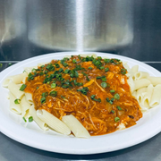 Macarrão: Frango Cremoso - Macarrão no Pote (Ingredientes: Macarrão, Frango Desfiado, Queijo, Cebolinha)