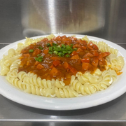 Macarrão: Salsicha Master - Macarrão no Pote (Ingredientes: Macarrão, Queijo, Salsicha, Cebolinha)