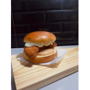 ARTESANAIS LINHA PREMIUM: CHEESE CHICKEN - ARTESANAIS LINHA PREMIUM (Ingredientes: cream cheese, Filé de Frango Empanado, Molho Especial, PÃO DE BRIOCHE)
