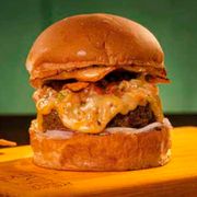 Hambúrguer: TEX MEX - Hambúrguer (Ingredientes: Cebola roxa, Molho de páprica suave, Pico de gallo, Queijo prato, Blend 200g, Doritos, Pão fabricação própria)