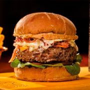 Hambúrguer: PARMA-BRIE - Hambúrguer (Ingredientes: Molho dijon, Queijo, Rúcula, Tomate, Blend 200g, Pão de rúcula fabricação própria, Parma, Queijo brie)