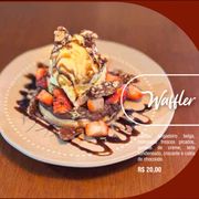 Sobremesa: Waffler - Waffler, Brigadeiro Belga, Morango em Pedaços, Sorvete de Creme, Leite Condensado, Crocante e Calda de Chocolate