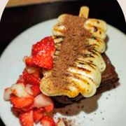 Sobremesa: Brownie Brulee - Brownie, Picolé, Brigadeiro de Ninho, Morango, Açúcar Flambado e Ovomaltine