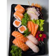 Combinados: COMBINADO DUO DO MAR - Combos e Combinados (Ingredientes: 2 HOSSOMAKI SALMÃO, 2 NIGUIRI PEIXE BRANCO, 2 niguiri salmão, 2 URAMAKI SALMÃO, 3 SASHIMIS DE SALMÃO, 3 SASHIMIS PEIXE BRANCO)