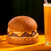 Hambúrguer: INFANTIL - Hambúrguer (Ingredientes: Blend 120g, Molho da casa, Queijo, Pão fabricação própria)
