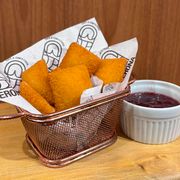 Porções: Cheese Pillows c/ Geleia de Frutas Vermelhas (10 unidades) - Gouda empanado c/ Geleia de Frutas Vermelhas
