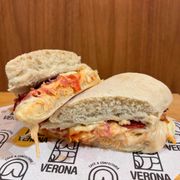 Ciabatta: Ciabatta de Frango - Ciabatta e Lanches (Ingredientes: Bacon, Frango, Muçarela, Pão Ciabatta, Tomate)