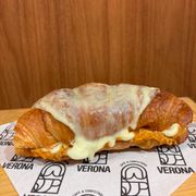 Croissant: Croissant Frango com Requeijão - Ciabatta e Lanches (Ingredientes: requeijão, Frango)