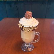 Café: CAPPUCCINO FERRERO - Café, Leite, Chantilly, Castanha Triturada e Brigadeiro