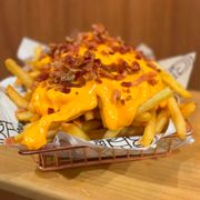 Porções: Fritas c/ Cheddar e Bacon (serve 2 pessoas) - Porção
