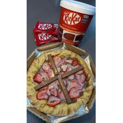 Doce Gourmet: kit kat com morando - Pizza Gigante (Ingredientes: Creme de Leite, Mussarela, Kit Kat, Morango, Leite Condensado)