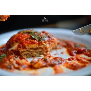 Massas: Lasagna Alla Bolognese - Lasanha fresca, feita artesanalmente com molho bolonhesa do chef, gratinada no forno a lenha.