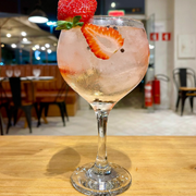 Drinks: Gin Tônica - Drink´s (Ingredientes: água tônica, gin, Morango)