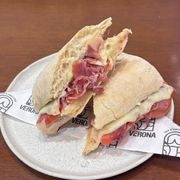 Ciabatta: Ciabatta de Parma - Ciabatta e Lanches (Ingredientes: Cream Cheese, Muçarela, Pão Ciabatta, Presunto parma, Tomate)