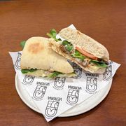 Ciabatta: Ciabatta de Carne de Panela - Ciabatta e Lanches (Ingredientes: Carne de Panela, Cream Cheese, Muçarela, Pão Ciabatta, Rúcula, Tomate)