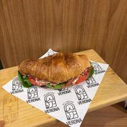 Croissant: Croissant Parma Brie - Ciabatta e Lanches (Ingredientes: catupiry, queijo brie, rúcula, tomate, Presunto parma)