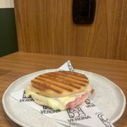 Torrada: Torrada - Ciabatta e Lanches (Ingredientes: queijo, requeijão, tomate, Pão de hambúrguer Verona, Presunto)