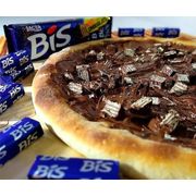 Doces: Bis ao Leite - Pizza Grande (Ingredientes: bis picado, calda de chocolate, creme de chocolate ao leite, creme de chocolate branco)