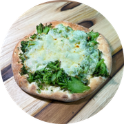 Esfihas Salgadas: Brócolis com Mussarela - Esfiha Salgada (Ingredientes: Brócolis, Mussarela)