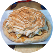 Esfihas Doces: Banoffee - Esfiha Doce (Ingredientes: Farofa de Biscoito, Banana, Doce de Leite, Chantilly, Canela)