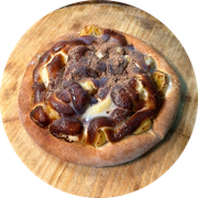 Esfihas Doces: Banana Flambada - Esfiha Doce (Ingredientes: Banana, Chocolate Branco, Catupiry Gratinado, Leite Condensado, Canela)