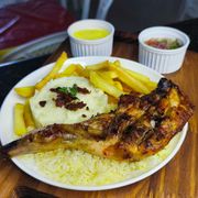 STOP REFEIÇÃO: Coxa de Frango - Completo - STOP REFEIÇÃO (Ingredientes: Arroz, Batata palito, Batatonese, Farofa, Vinagrete)