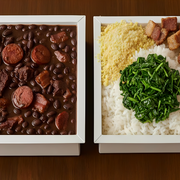 Feijoadas: Feijoada Grande + Guarnição Separada - Padrão (Ingredientes: Arroz, Couve, Farofa, Torresmo)