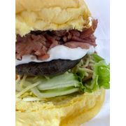 Hambúrguer Caseiro NA BRASA: CHURRASCO BACON - LANCHE (Ingredientes: Alface, Bacon, Batata Palha, Hamb. cas. 150grs assado churrasco, Maionese Defumada, PÃO BRIOCHE, Tomate)