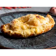 Calzone: 04 Queijos - Calzone (Ingredientes: Molho, Muçarela, Provolone, Parmesão, Catupiry, Orégano)