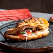 Focaccia: Peito de Peru - Focaccia (Ingredientes: Peito de Peru, Cream Cheese, Tomate, Manjericão, Azeite)