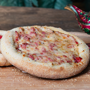Salgadas Tradicionais: Esfiha Pizza - Esfiha (Ingredientes: Blend de Queijos, Orégano, Recheio de Calabresa)