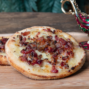 Salgadas Especiais: Esfiha Bacon - Esfiha (Ingredientes: Bacon, Blend de Queijos)