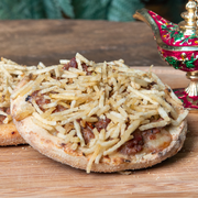 Salgadas Premium: Esfiha Strogonoff de carne - Esfiha (Ingredientes: Batata Palha, Blend de Queijos, Strogonoff)