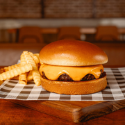 Burgers: CLÁSSICO - Burgers (Ingredientes: Pão Brioche, Burger Angus 160g, Fatia Queijo Cheddar Natural,  Maionese Da Casa, Acompanha Fritas)