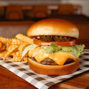 Burgers: TRADICIONAL SALADA - Burgers (Ingredientes: Pão Brioche, Burger Angus 160g, Fatia Queijo Cheddar Natural, Tomate.,  Picles, Mini Alface,  Maionese Da Casa, Acompanha Fritas)